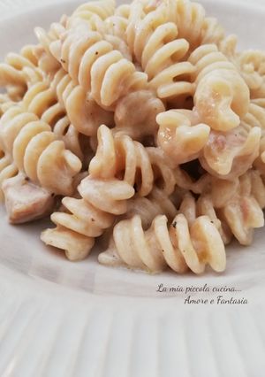 Foto di Fusilli integrali cremosi con panna e tonno