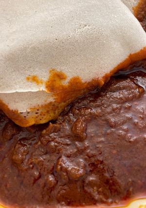 Foto de Ensopado de cordeiro com molho picante e injera