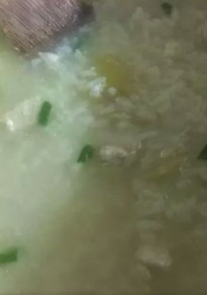 A picture of Arroz Caldo (Chicken Rice Porridge).
