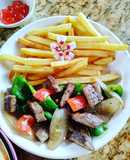 Bò lúc lắc và khoai tây chiên