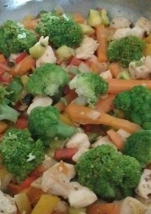 Una foto de Salteado de verduras con pollo y brócoli