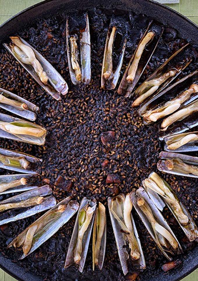 Una foto de Arroz negro con sepia y navajas