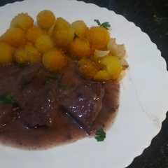 Una foto de Bife al vino tinto con papas Noisette