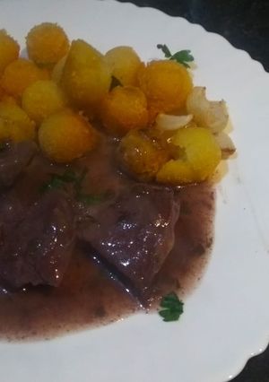 Una foto de Bife al vino tinto con papas Noisette
