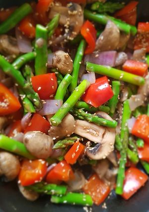 Una foto de Salteado de vegetales primaverales