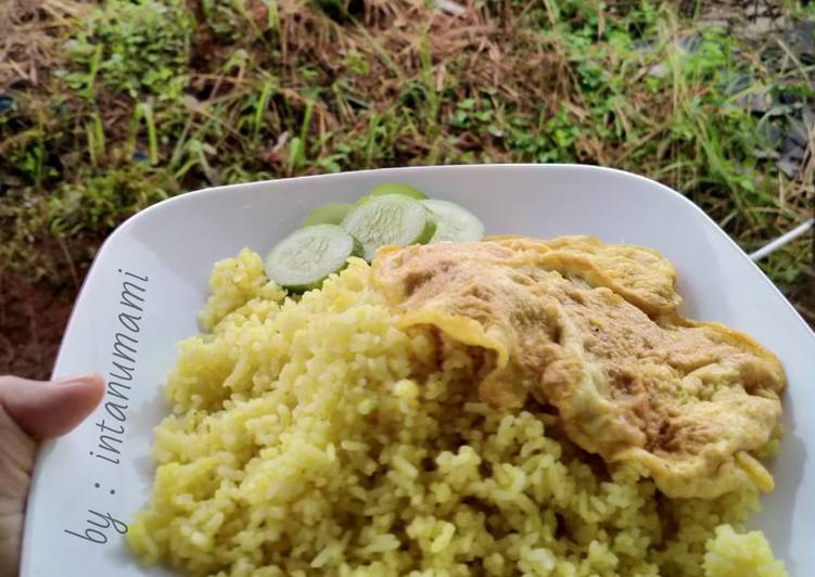 Bagaimana Membuat Nasi goreng kuning simpel dgn bahan seadanya yang Enak