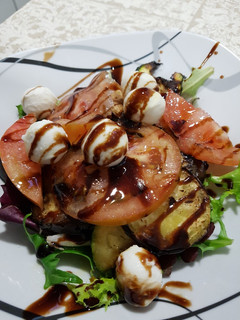 Una foto de Ensalada verduras y mozzarella