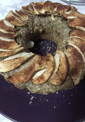 Una foto de Queque de quinoa con manzana y ciruelas