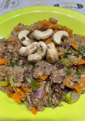 Una foto de Wok de trigo burgol y verduras, con castañas de cajú