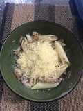Pasta con pollo, champiñones y tocineta