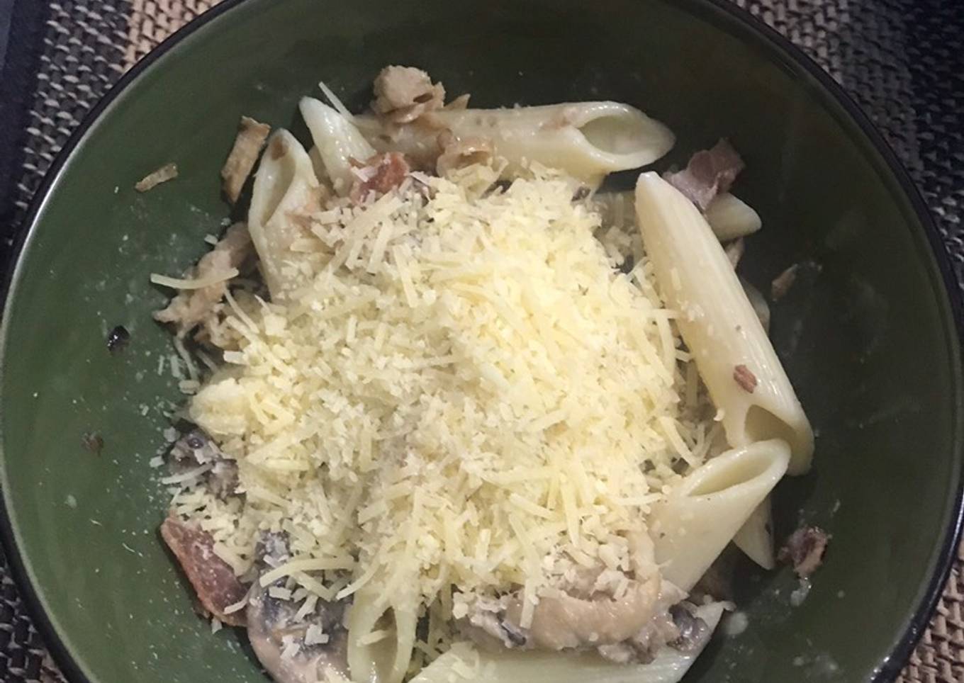 Pasta con pollo, champiñones y tocineta