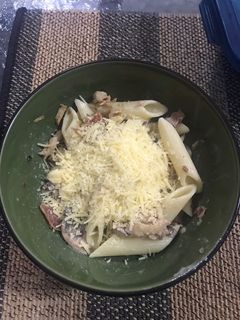 Una foto de Pasta con pollo, champiñones y tocineta