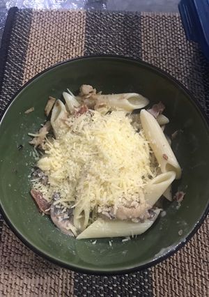 Una foto de Pasta con pollo, champiñones y tocineta