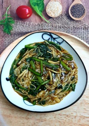 Hình của món Cải bó xôi sốt nấm kim châm.