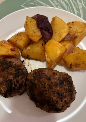 Una foto de Riquísimas hamburguesas con papas al horno 😋