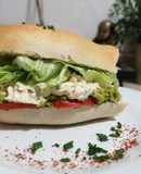 Sándwich con pasta ave mayo en pan marraqueta