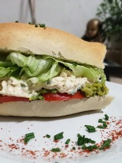 Una foto de Sándwich con pasta ave mayo en pan marraqueta