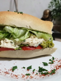 Una foto de Sándwich con pasta ave mayo en pan marraqueta