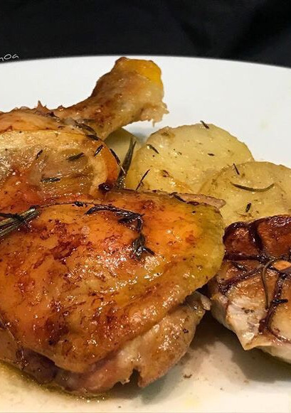 Una foto de Muslos de pollo al horno