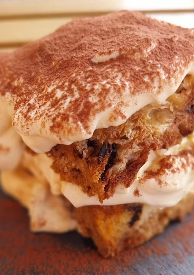 Una foto de Tiramisú de panetone y crema de mascarpone con chocolate blanco