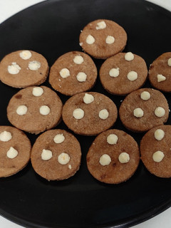 பட்டர் சாக்கோ சிப்ஸ் குக்கீஸ் (Butter choco chips cookies recipe in tamil) செய்முறை முக்கிய புகைப்படம்