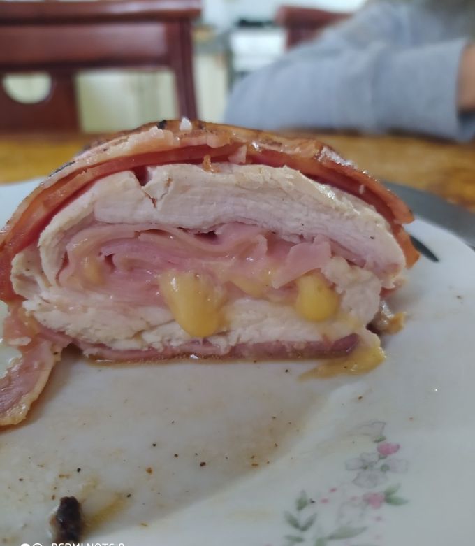 Una foto de Rollito de pollo con relleno de jamón y queso! Súper delicioso