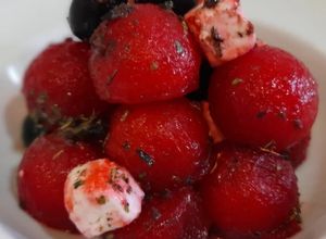 Una foto de Ensalada de sandía y queso feta con vinagreta de olivada