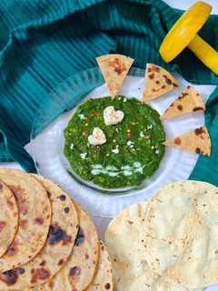 પાલક પનીર(Palak Paneer Recipe In Gujarati) રેસીપી મુખ્ય ફોટો
