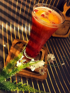 عکسی از دستور موکتل پرتقال خونی و انارOrange and pomegranate mocktail🍊