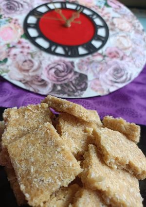खोबरा चिक्की (khobra chikki recipe in marathi) रेसिपी चे मुख्य फोटो 