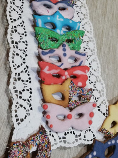 Foto di Mascherine di pasta frolla decorate con ghiaccia reale