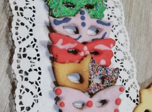Foto di Mascherine di pasta frolla decorate con ghiaccia reale