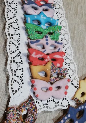 Foto di Mascherine di pasta frolla decorate con ghiaccia reale