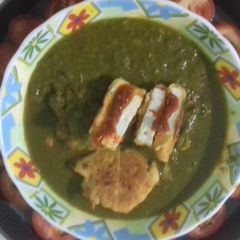A picture of Paneer sandwich in spinach gravy.