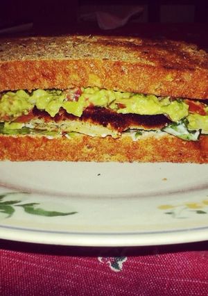 Una foto de Sándwich de pollo con guacamole