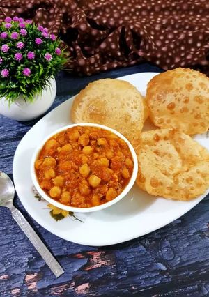 A picture of Chole Bhature.