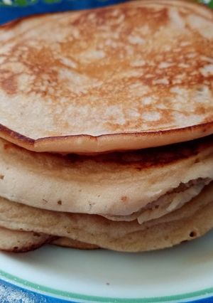 O poză a rețetei Pancakes din aluat de bezele cu capşuni.