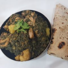 A picture of Alu palak chicken.