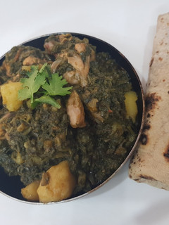 A picture of Alu palak chicken.