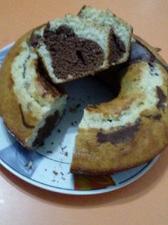 Una foto de Bizcochuelo marmolado con harina de algarroba #amigos