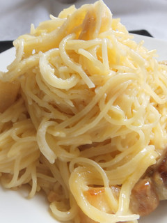 Una foto de Espaguetis con parmesano y leche evaporada