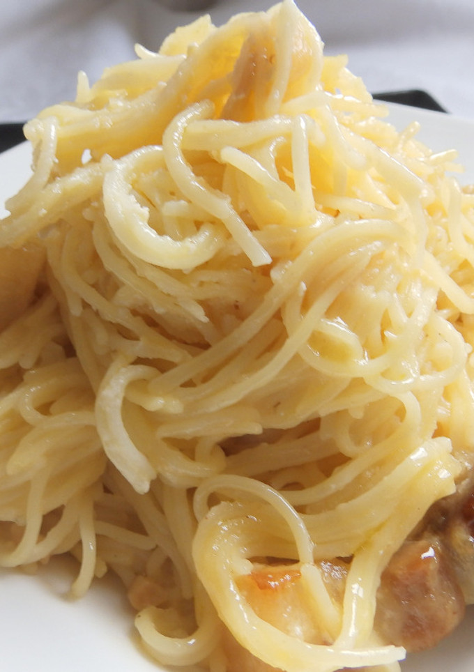 Una foto de Espaguetis con parmesano y leche evaporada
