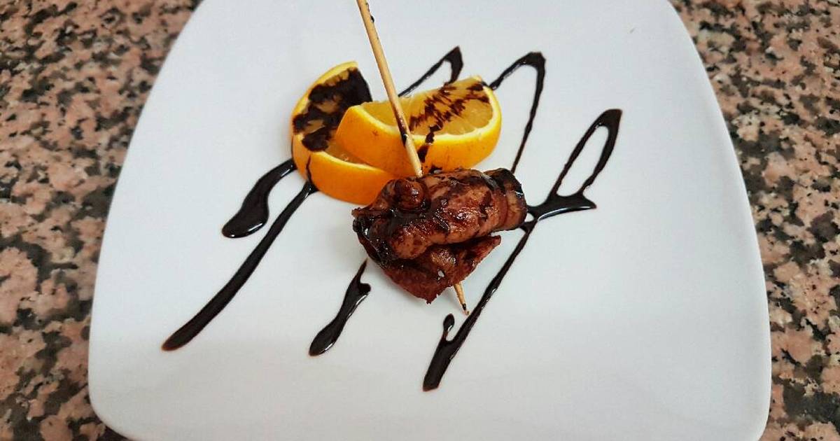 Pincho de bacon con cebolla caramelizada y chocolate Receta de