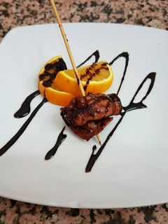 Una foto de Pincho de bacon con cebolla caramelizada y chocolate