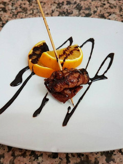 Una foto de Pincho de bacon con cebolla caramelizada y chocolate