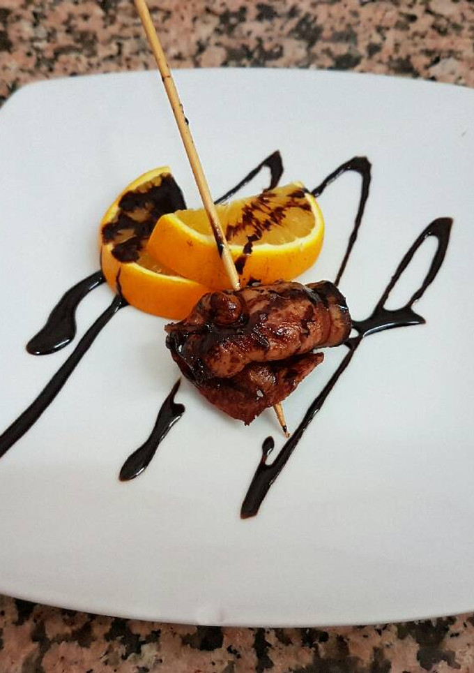 Una foto de Pincho de bacon con cebolla caramelizada y chocolate