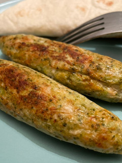 Una foto de Salchichas de pollo y brócoli