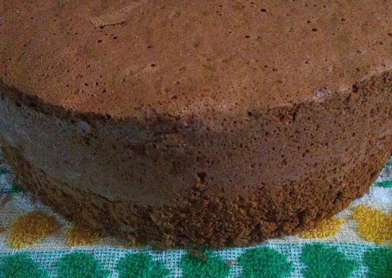 Bizcochuelo de chocolate en la lata de batata