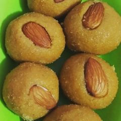 A picture of Besan ladoo.