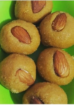 A picture of Besan ladoo.